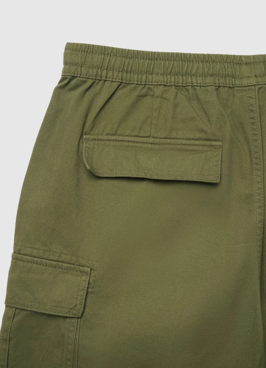 Calliope short jogger cargo homme dessus genou
