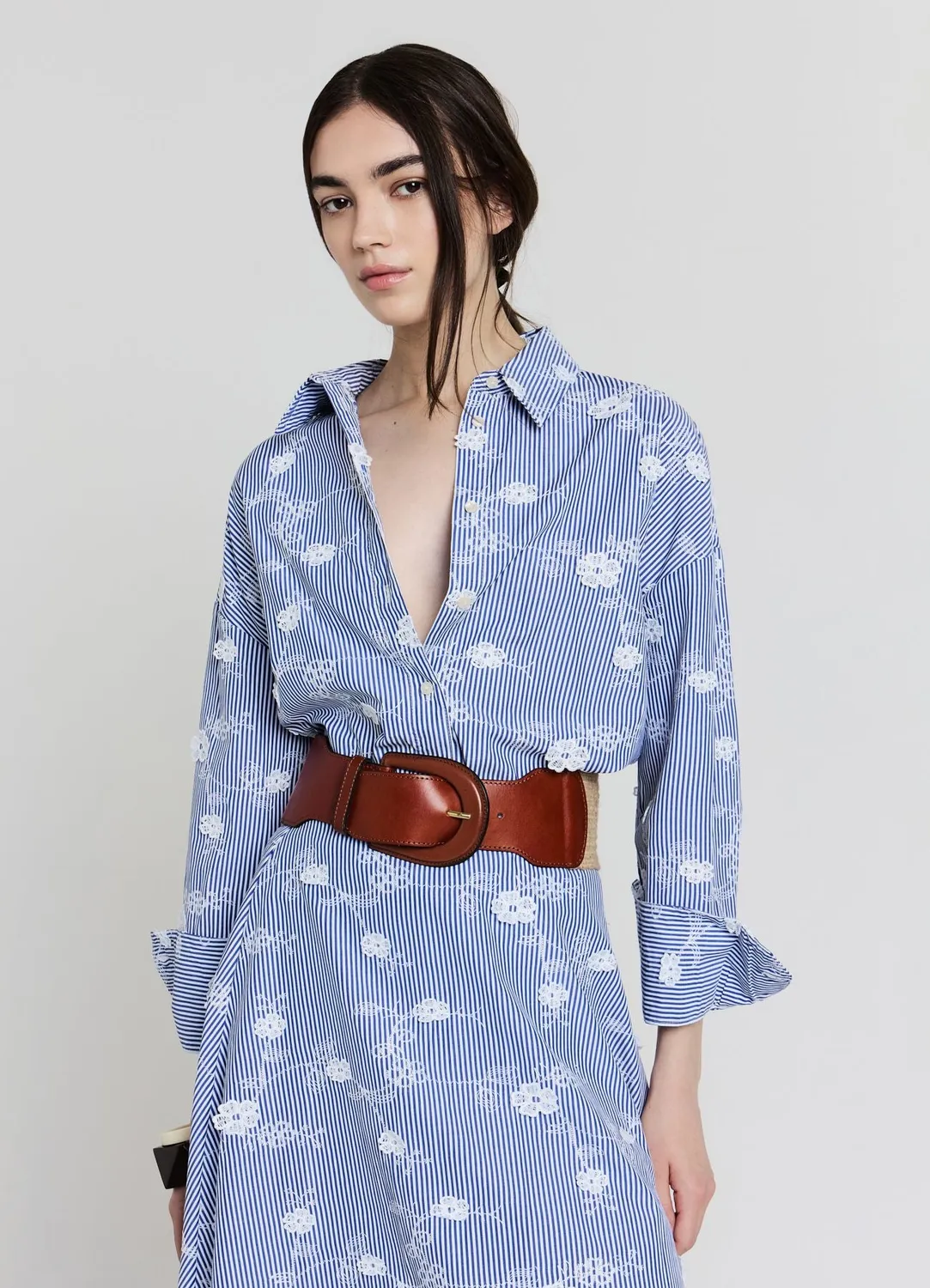 Calliope chemise longue brodée boutonnée femme